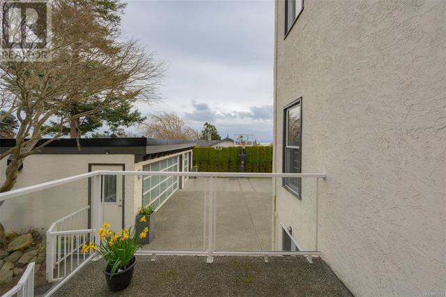 244 King George Terr, House detached with 4 bedrooms, 3 bathrooms and 4 parking in Oak Bay BC | Image 24