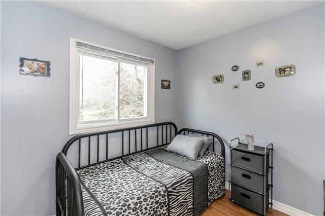 210 Kozlov St, House detached with 3 bedrooms, 2 bathrooms and 2 parking in Barrie ON | Image 14