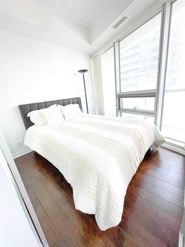1002 - 14 York St, Condo with 2 bedrooms, 2 bathrooms and 1 parking in Toronto ON | Image 19