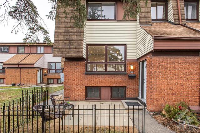 14 Woodvale Green, Townhouse with 3 bedrooms, 2 bathrooms and 1 parking in Ottawa ON | Image 2