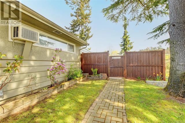 690 Baxter Ave, House detached with 4 bedrooms, 2 bathrooms and 3 parking in Saanich BC | Image 36