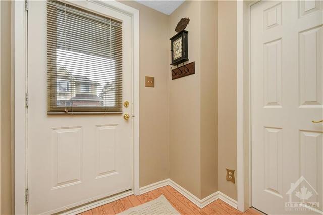 421 Valade Crescent, Townhouse with 3 bedrooms, 2 bathrooms and 2 parking in Ottawa ON | Image 3