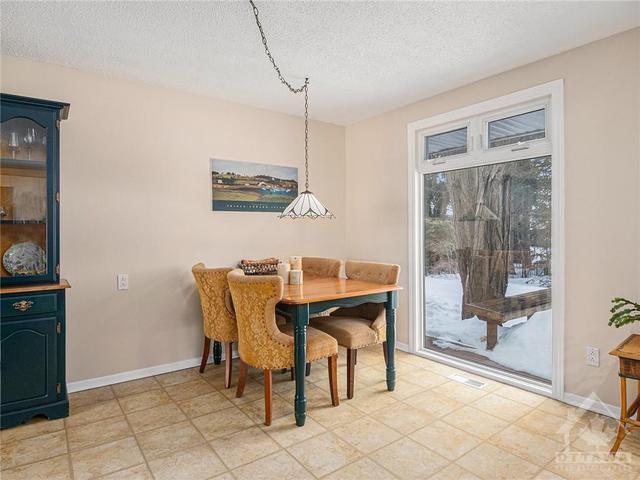 6 Crofton Road, House detached with 3 bedrooms, 3 bathrooms and 5 parking in Ottawa ON | Image 4