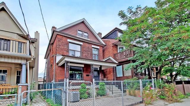 552 Lansdowne Ave, House detached with 7 bedrooms, 4 bathrooms and 2 parking in Toronto ON | Image 1