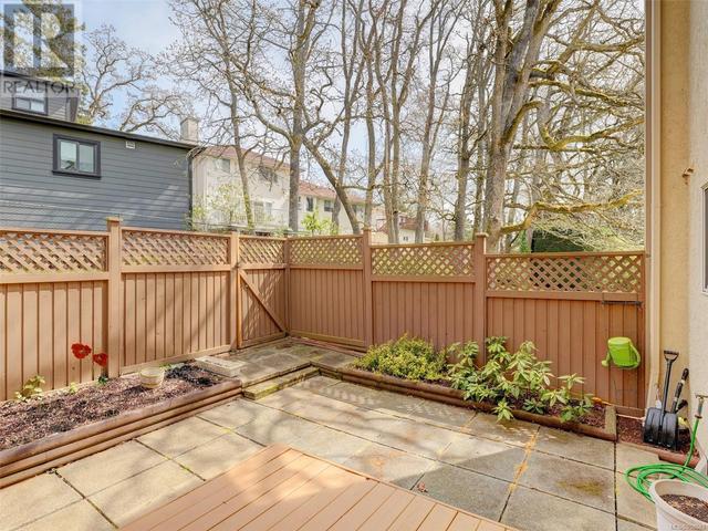 20 - 3981 Nelthorpe St, House attached with 3 bedrooms, 2 bathrooms and 2 parking in Saanich BC | Image 22