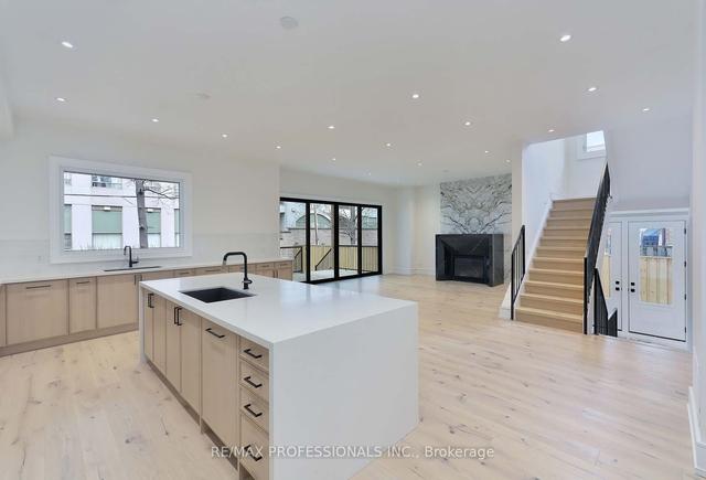 18 Fairholme Ave, House detached with 5 bedrooms, 5 bathrooms and 3 parking in Toronto ON | Image 3