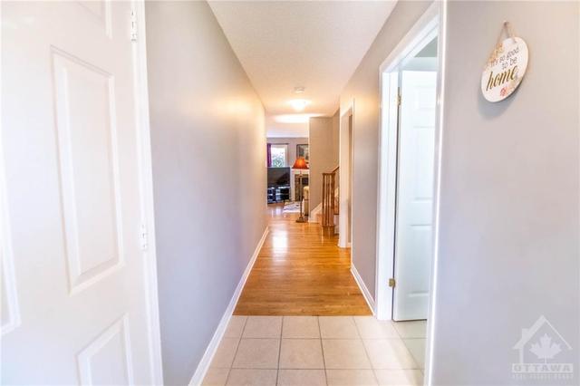 59 Kathleen Crescent, Townhouse with 3 bedrooms, 3 bathrooms and 3 parking in Ottawa ON | Image 2
