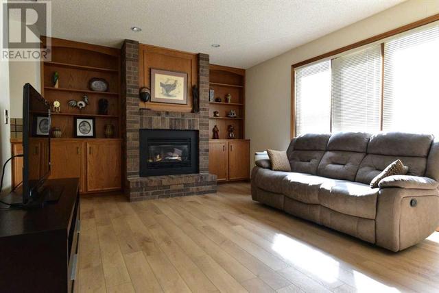 215 Edgebank Place Nw, House detached with 3 bedrooms, 3 bathrooms and 4 parking in Calgary AB | Image 5