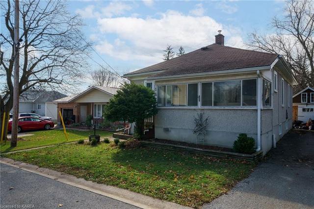 162 Alma Avenue, House detached with 2 bedrooms, 1 bathrooms and 3 parking in Greater Napanee ON | Image 4