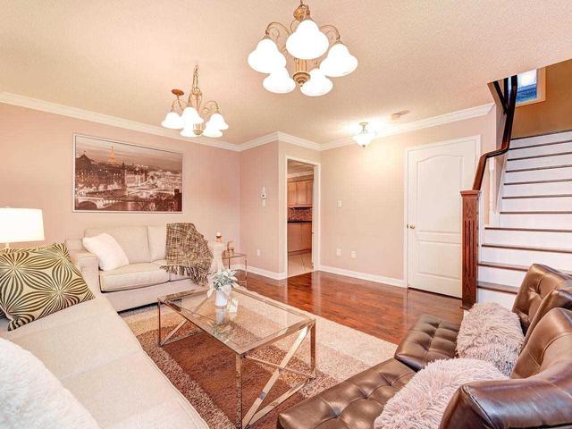 14 Oak Gardens Crt, House detached with 4 bedrooms, 4 bathrooms and 4 parking in Brampton ON | Image 3