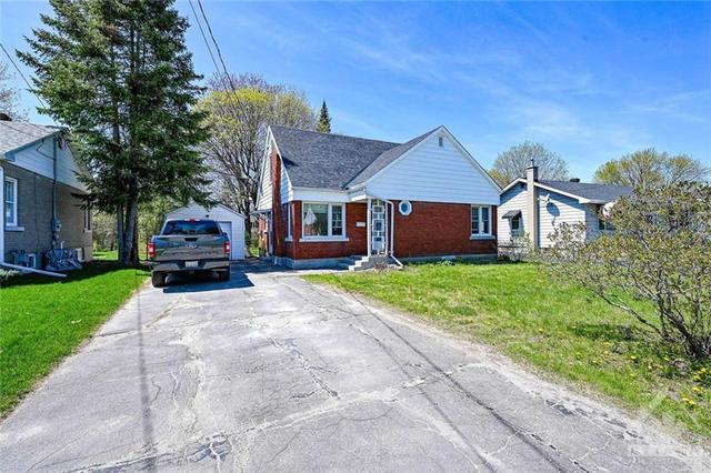 32 Catherine Street, House detached with 3 bedrooms, 1 bathrooms and 3 parking in Smiths Falls ON | Image 1