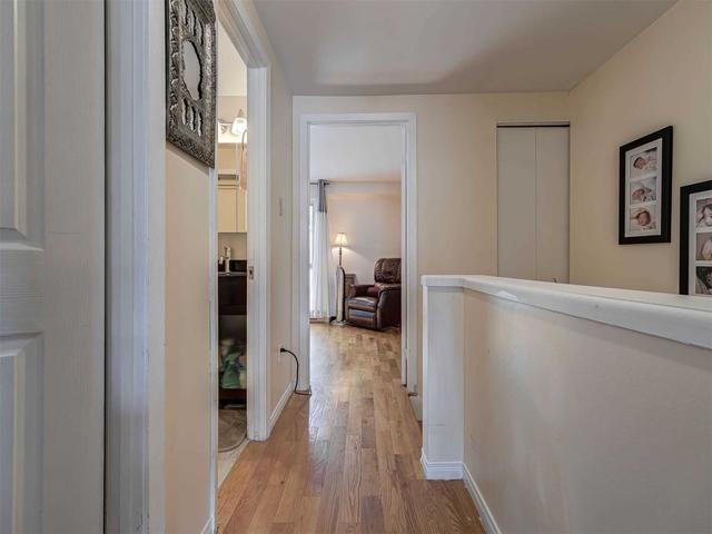 12 Curly Vineway, Townhouse with 3 bedrooms, 3 bathrooms and 1 parking in Toronto ON | Image 2
