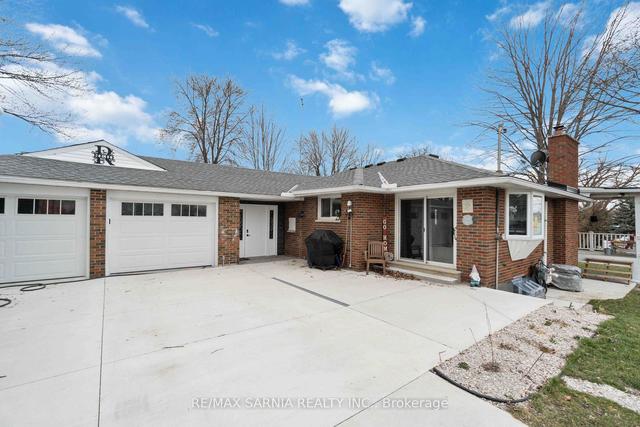 1186 St Clair Pkwy N, House detached with 2 bedrooms, 4 bathrooms and 8 parking in St. Clair ON | Image 1