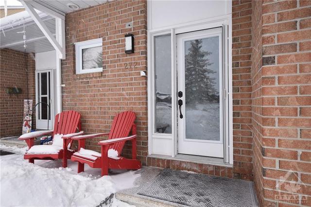 272 Pickford Drive, Townhouse with 3 bedrooms, 4 bathrooms and 3 parking in Ottawa ON | Image 2