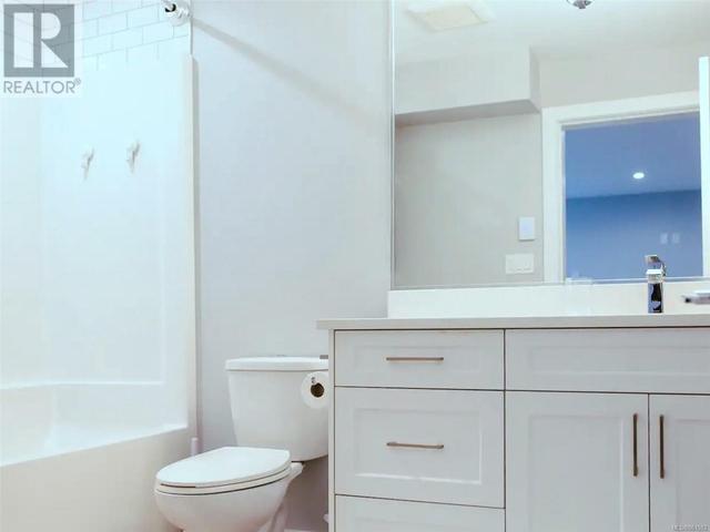 Suite Bathroom | Image 33