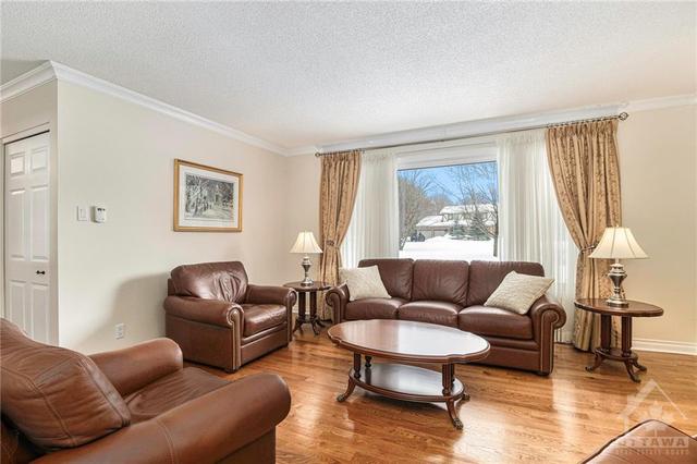 121 Cavanagh Drive, House detached with 3 bedrooms, 2 bathrooms and 12 parking in Ottawa ON | Image 3