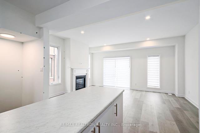 52 Winters Cres, Townhouse with 3 bedrooms, 3 bathrooms and 2 parking in Collingwood ON | Image 7