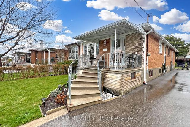 69 Navenby Cres, House semidetached with 3 bedrooms, 2 bathrooms and 4 parking in Toronto ON | Image 12