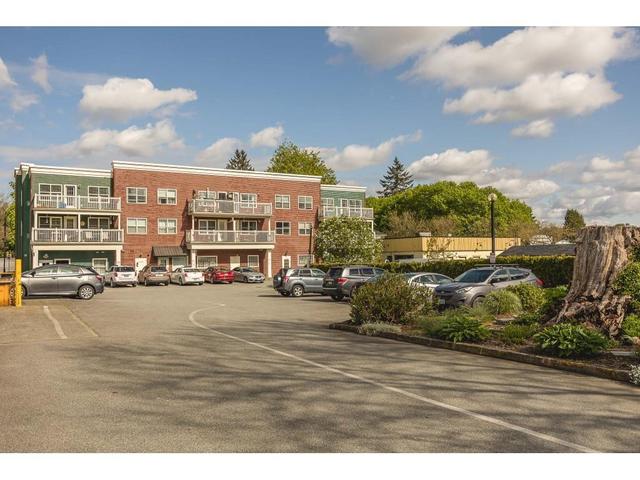 302 - 9124 Glover Road Road, Condo with 2 bedrooms, 1 bathrooms and 2 parking in Langley BC | Image 3