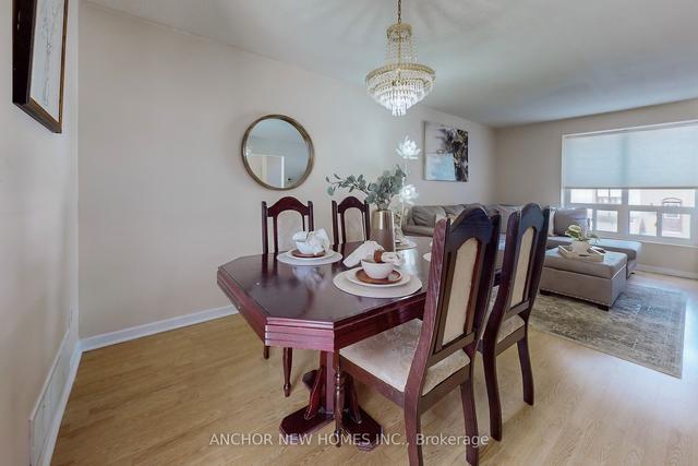 77 Guildford Cres, Townhouse with 3 bedrooms, 2 bathrooms and 2 parking in Brampton ON | Image 2