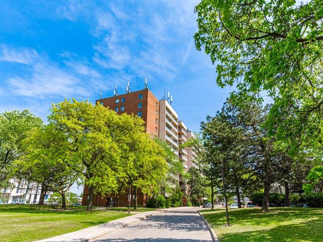 1008 - 1 Four Winds Dr, Condo with 3 bedrooms, 2 bathrooms and 1 parking in Toronto ON | Image 1