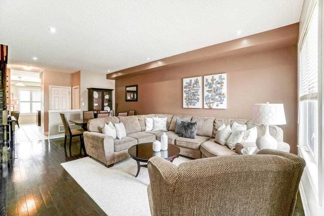 19 Cedar Lake Cres, Townhouse with 3 bedrooms, 4 bathrooms and 2 parking in Brampton ON | Image 2
