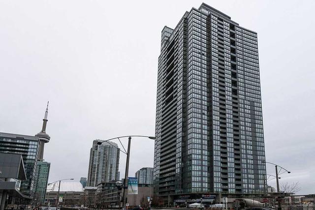 1812 - 15 Fort York Blvd, Condo with 2 bedrooms, 2 bathrooms and 1 parking in Toronto ON | Image 1