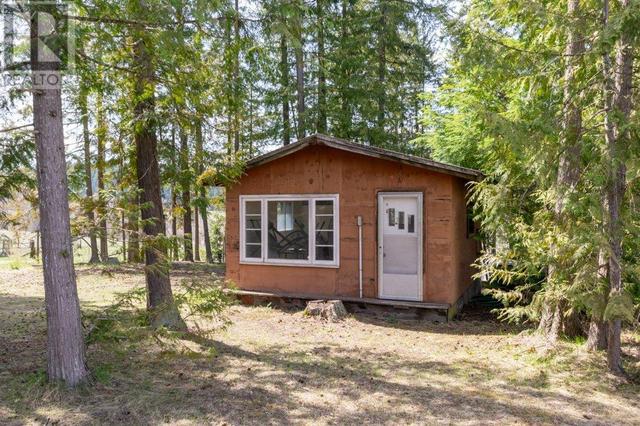 5800 97b Highway, House detached with 3 bedrooms, 2 bathrooms and 99 parking in Columbia Shuswap D BC | Image 37