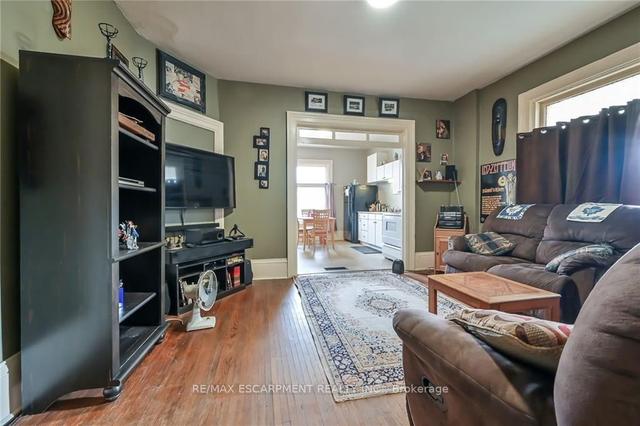36 Spring St, House detached with 5 bedrooms, 4 bathrooms and 3 parking in Brantford ON | Image 2