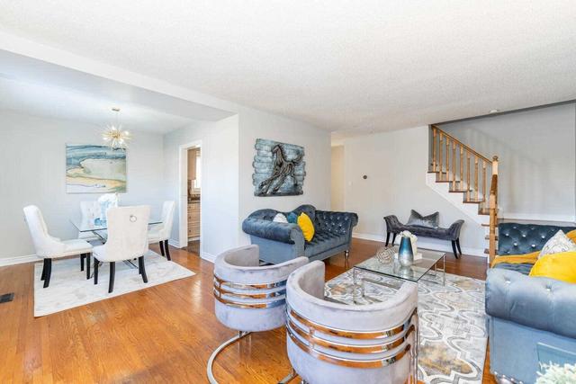 29 Town House Cres N, Townhouse with 3 bedrooms, 2 bathrooms and 1 parking in Brampton ON | Image 2