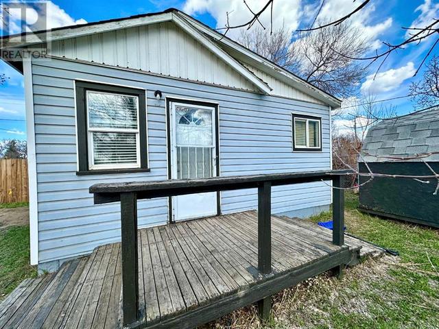 504 1a Avenue E, House detached with 2 bedrooms, 1 bathrooms and 2 parking in Brooks AB | Image 2