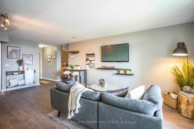 811 - 38 Joe Shuster Way, Condo with 2 bedrooms, 1 bathrooms and 1 parking in Toronto ON | Image 2