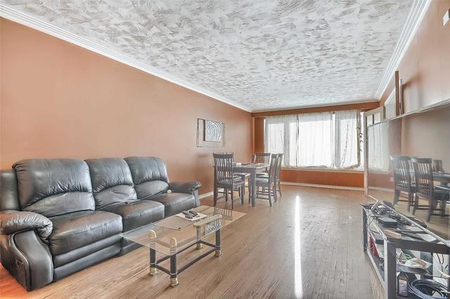34 Fallingdale Cres, House semidetached with 4 bedrooms, 3 bathrooms and 2 parking in Toronto ON | Image 4