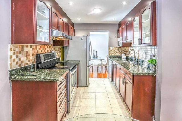 15 Frontier Ptwy, House detached with 3 bedrooms, 4 bathrooms and 3 parking in Toronto ON | Image 2
