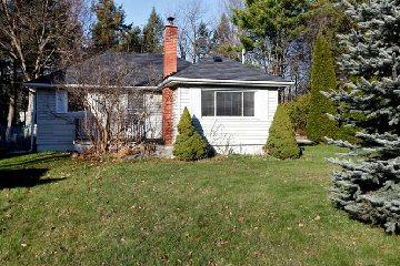 684 Trinity St, House detached with 2 bedrooms, 1 bathrooms and 14 parking in Innisfil ON | Image 1