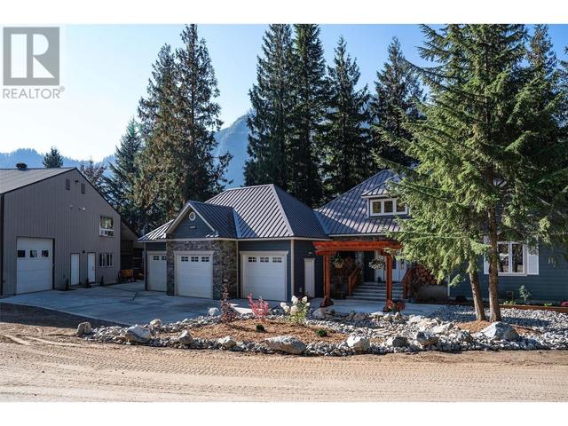 3297 Back Road Road, House detached with 4 bedrooms, 3 bathrooms and 3 parking in Columbia Shuswap B BC | Image 2