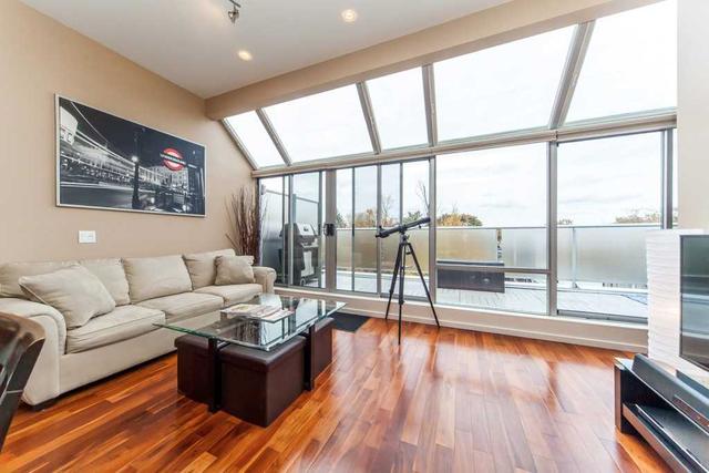 406 - 952 Kingston Rd, Condo with 2 bedrooms, 2 bathrooms and 1 parking in Toronto ON | Image 3