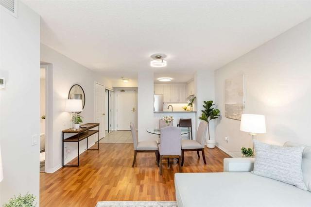 402 - 1 Emerald Lane, Condo with 2 bedrooms, 2 bathrooms and 2 parking in Vaughan ON | Image 3