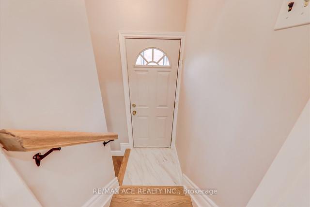 19 Crosland Dr, House detached with 3 bedrooms, 4 bathrooms and 5 parking in Toronto ON | Image 17