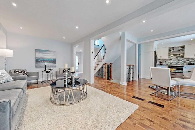 92 Trafalgar Sq, House detached with 4 bedrooms, 4 bathrooms and 4 parking in Vaughan ON | Image 11