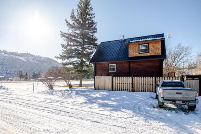 9115 Main Street, House detached with 3 bedrooms, 2 bathrooms and 3 parking in East Kootenay B BC | Image 5