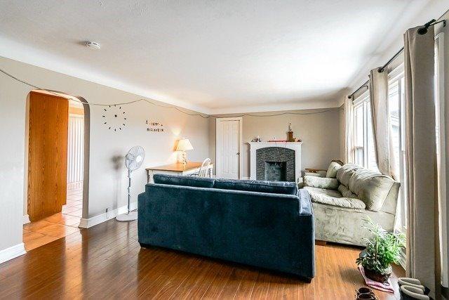 127 Jacobson Ave, House detached with 3 bedrooms, 2 bathrooms and 2 parking in St. Catharines ON | Image 3