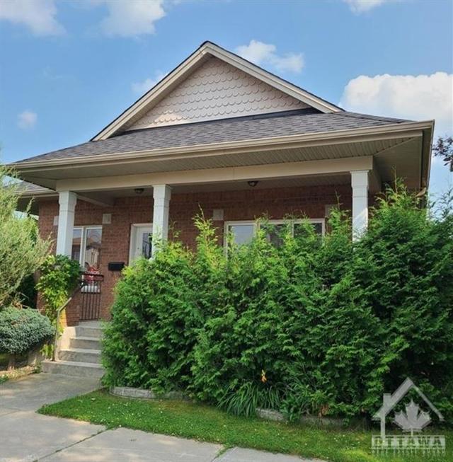 1464 Queensdale Avenue, House detached with 3 bedrooms, 3 bathrooms and 6 parking in Ottawa ON | Image 1