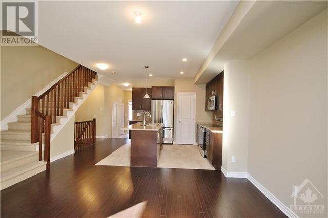 15 Rookie Crescent, Townhouse with 3 bedrooms, 3 bathrooms and 2 parking in Ottawa ON | Image 6