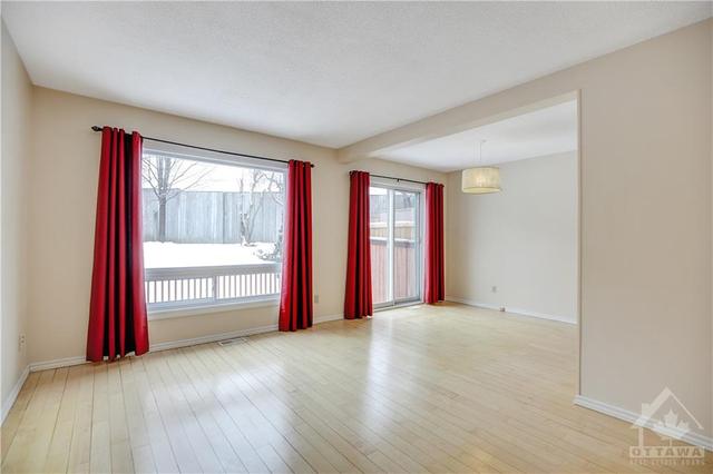 152 Presland Road, Townhouse with 3 bedrooms, 2 bathrooms and 3 parking in Ottawa ON | Image 3