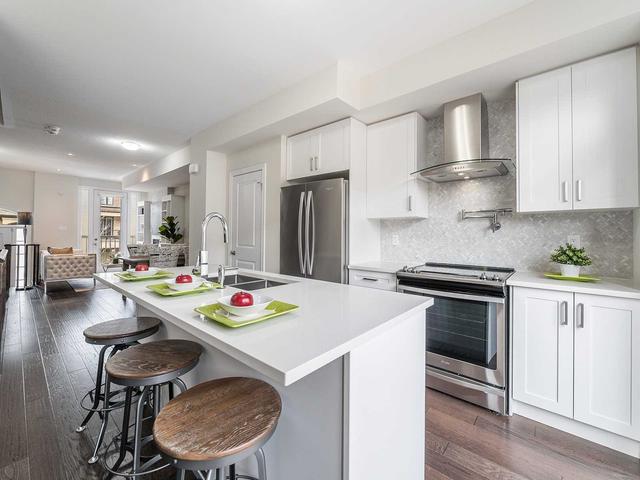 11 Edward Horton Cres, Townhouse with 3 bedrooms, 3 bathrooms and 2 parking in Toronto ON | Image 3