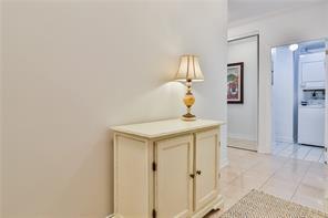 Lph4 - 50 Old Mill Rd, Condo with 2 bedrooms, 2 bathrooms and 2 parking in Oakville ON | Image 3