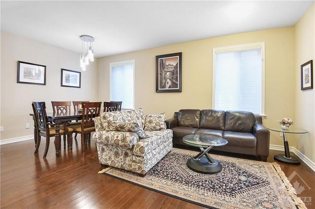 328 Gracewood Crescent, Home with 3 bedrooms, 3 bathrooms and 3 parking in Ottawa ON | Image 5