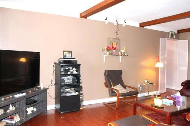 3 Massey Sq, Condo with 2 bedrooms, 1 bathrooms and 1 parking in Toronto ON | Image 2
