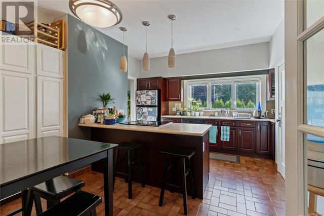 62 Cambridge St, House detached with 7 bedrooms, 4 bathrooms and 3 parking in Victoria BC | Image 31